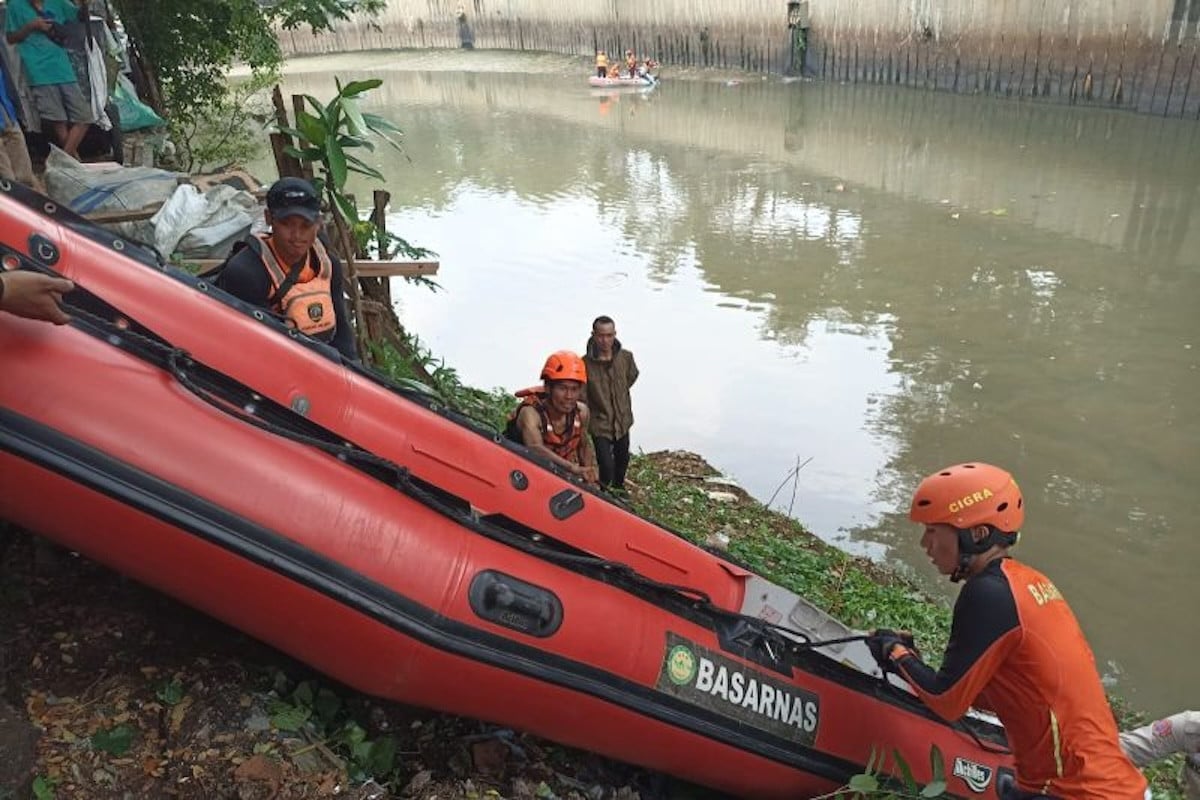 2 Warga Tenggelam di Ciliwung, Basarnas Jakarta Bergerak Melakukan Pencarian - JPNN.com