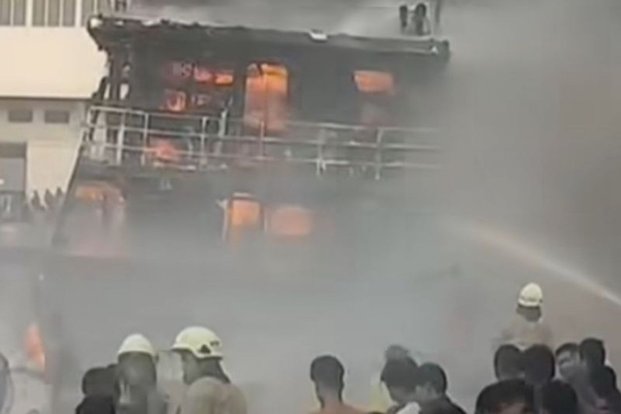 Padamkan Kebakaran Kapal di Penjaringan, Gulkarmat Turunkan 12 Branwir & 60 Personel - JPNN.com