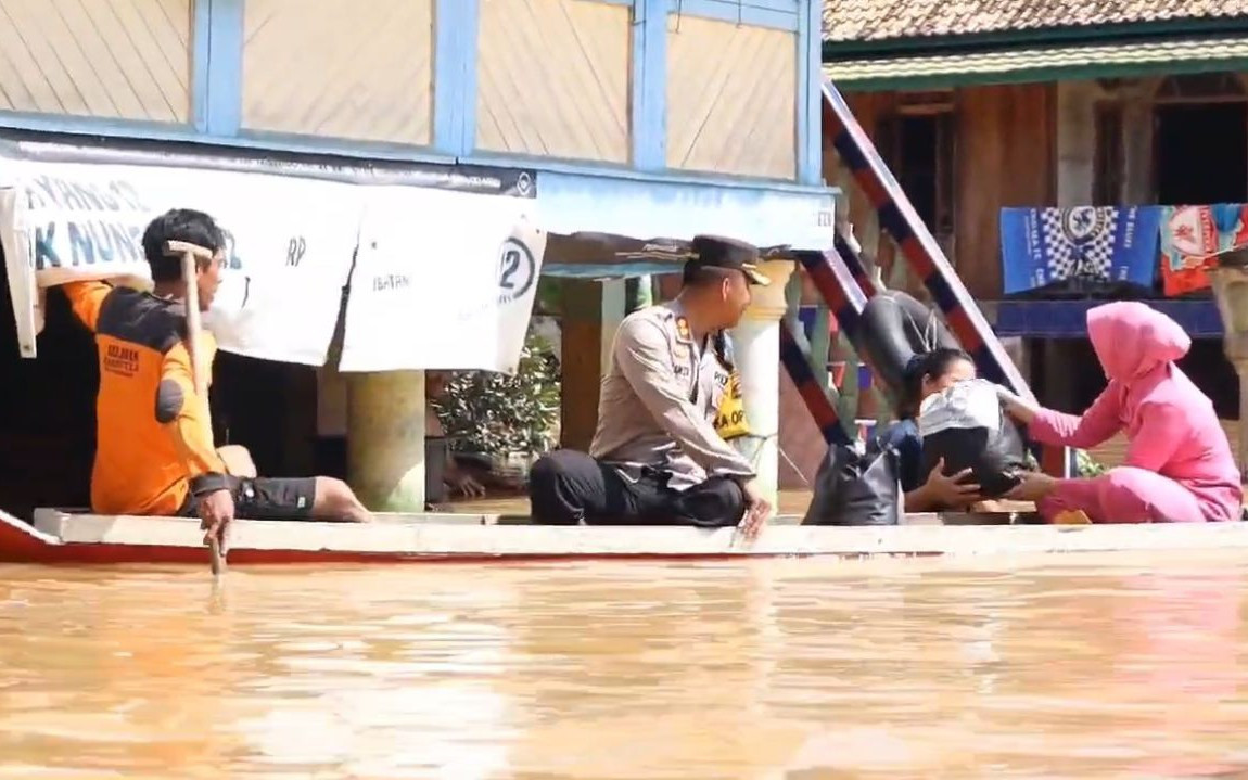 Polres OKU Distribusikan Sembako Bantuan Kapolda Sumsel untuk Warga Terdampak Banjir - JPNN.com