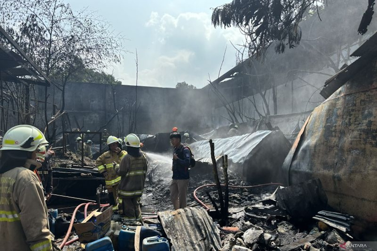Kebakaran Melanda Pabrik Limbah Plastik di Bandung - JPNN.com