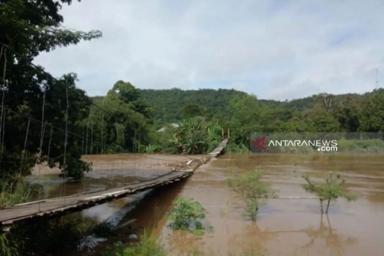 Diterjang Banjir, 4 Jembatan Gantung di Ogan Komering Ulu Putus, Begini Kondisinya - JPNN.com