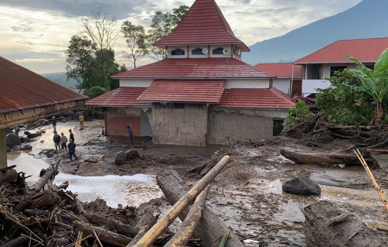 Dunia Hari Ini: Banjir Lahar Dingin Gunung Marapi, 37 Orang Tewas - JPNN.com