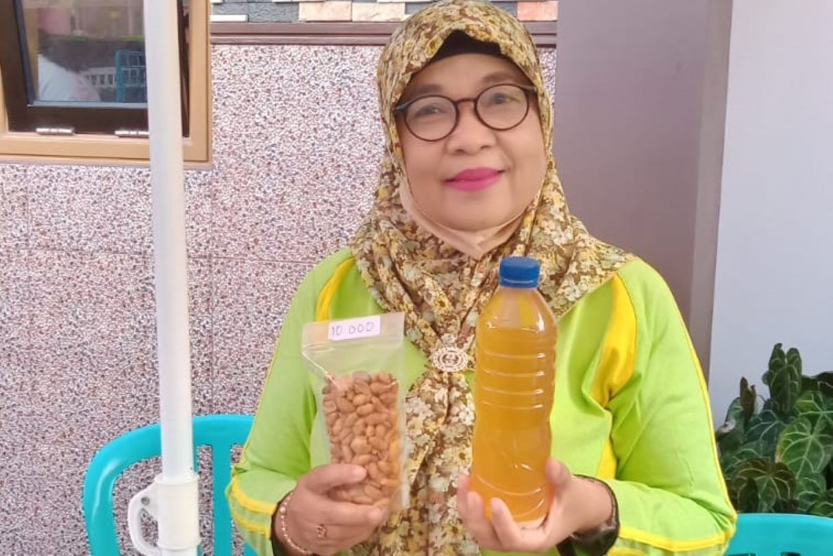 Berkat PNM Mekaar Usaha Pensiunan Guru Ini Makin Berkembang - JPNN.com