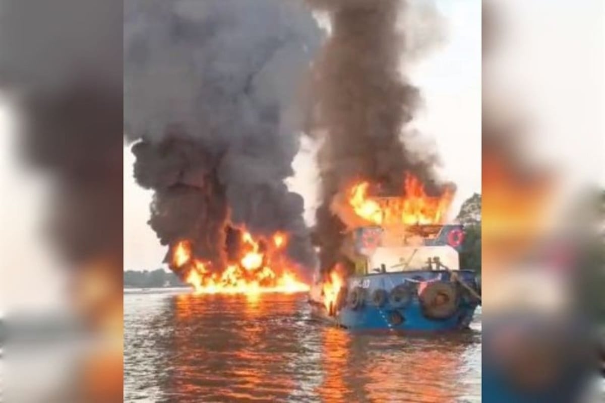 Kapal milik warga dan Tugboat Surya 03 terbakar di DAS Dusun Murung Kelanis, Kabupaten Barsel pada Senin (13/5/2024). ANTARA/Dokumentasi Pribadi.