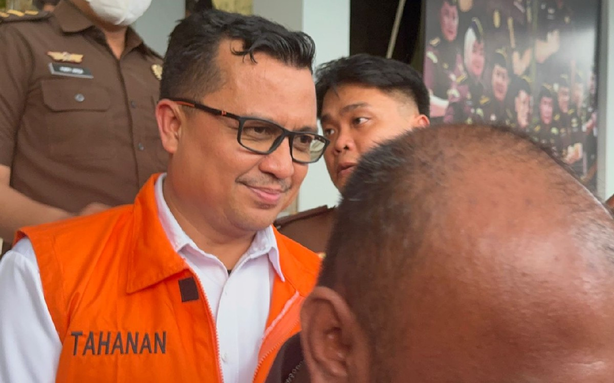 Kadisdik Riau Tengku Fauzan Tersenyum Lebar Saat Akan Dijebloskan ke Penjara - JPNN.com