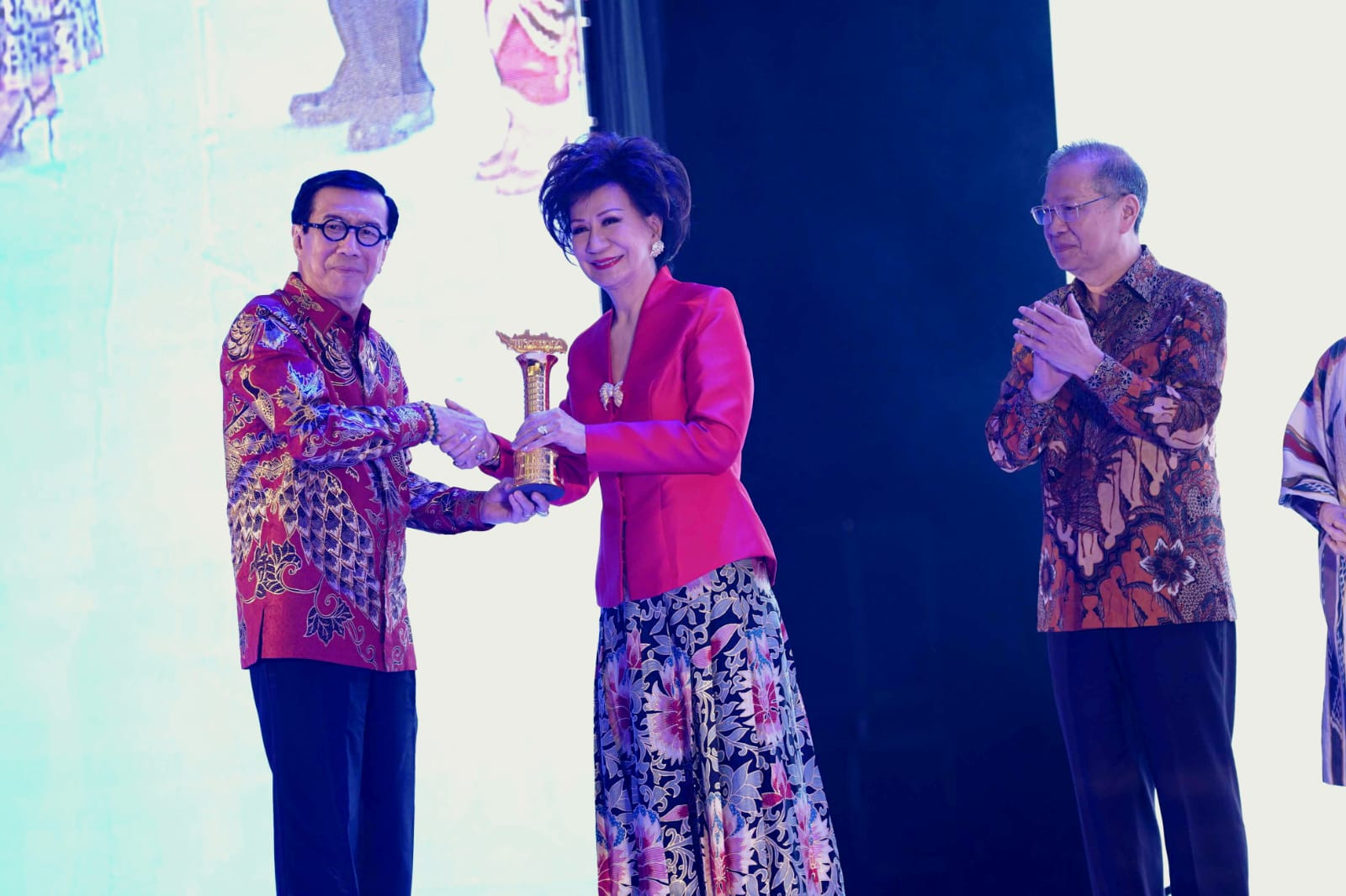 Setia Melestarikan Seni Budaya, Rina Ciputra Raih Penghargaan Nusantara Awards 2024 - JPNN.com
