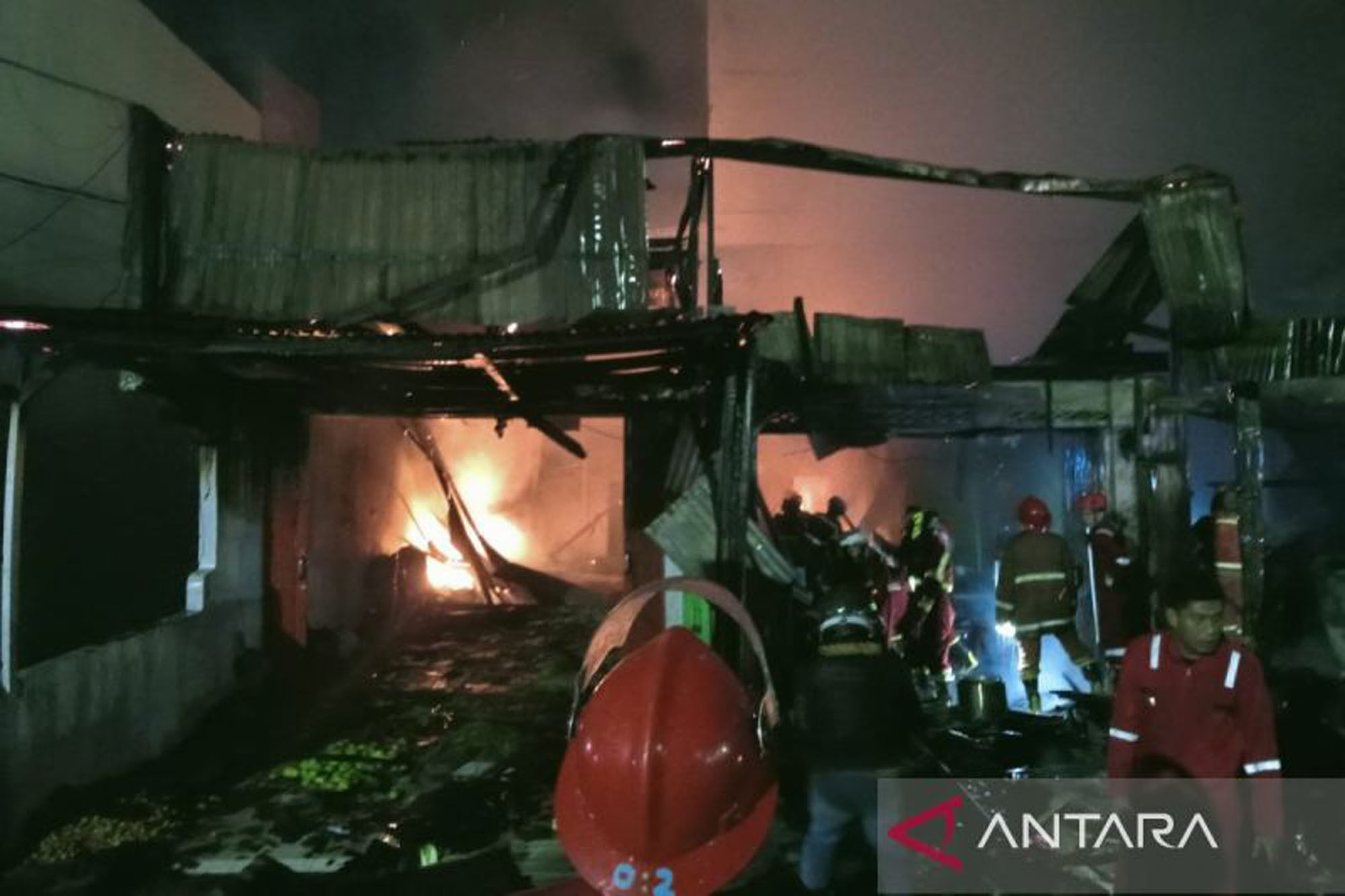 Kebakaran Melanda Pasar Panorama Bengkulu, 3 Ruko Hangus, Satu Keluarga Dilarikan ke RS - JPNN.com