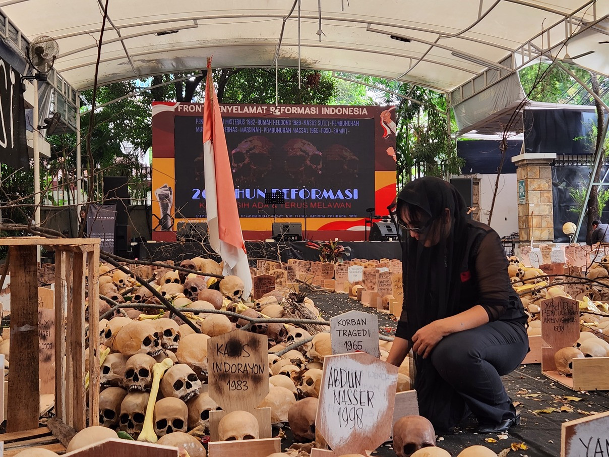 Peringati 26 Tahun Reformasi, Aktivis Jejerkan Instalasi Ribuan Tengkorak dan Kuburan - JPNN.com