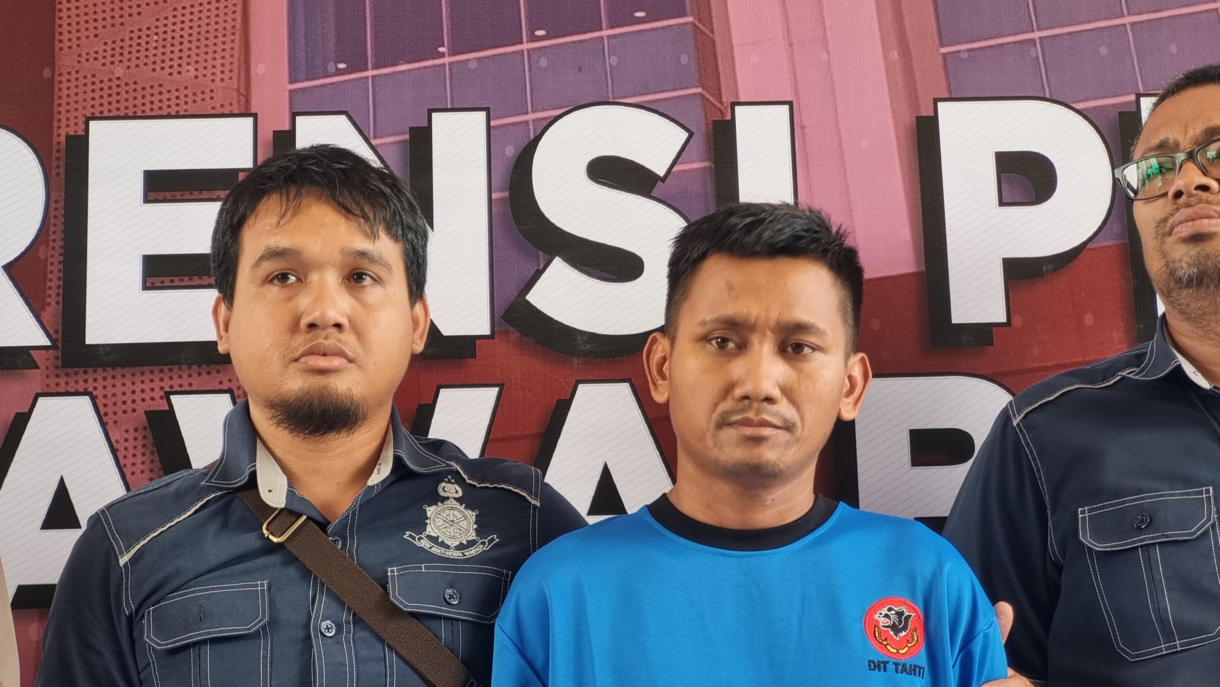 Tersangka pembunuhan Vina Cirebon, Pegi Setiawan (tengah). Foto: Nur Fidhiah Shabrina/JPNN.com