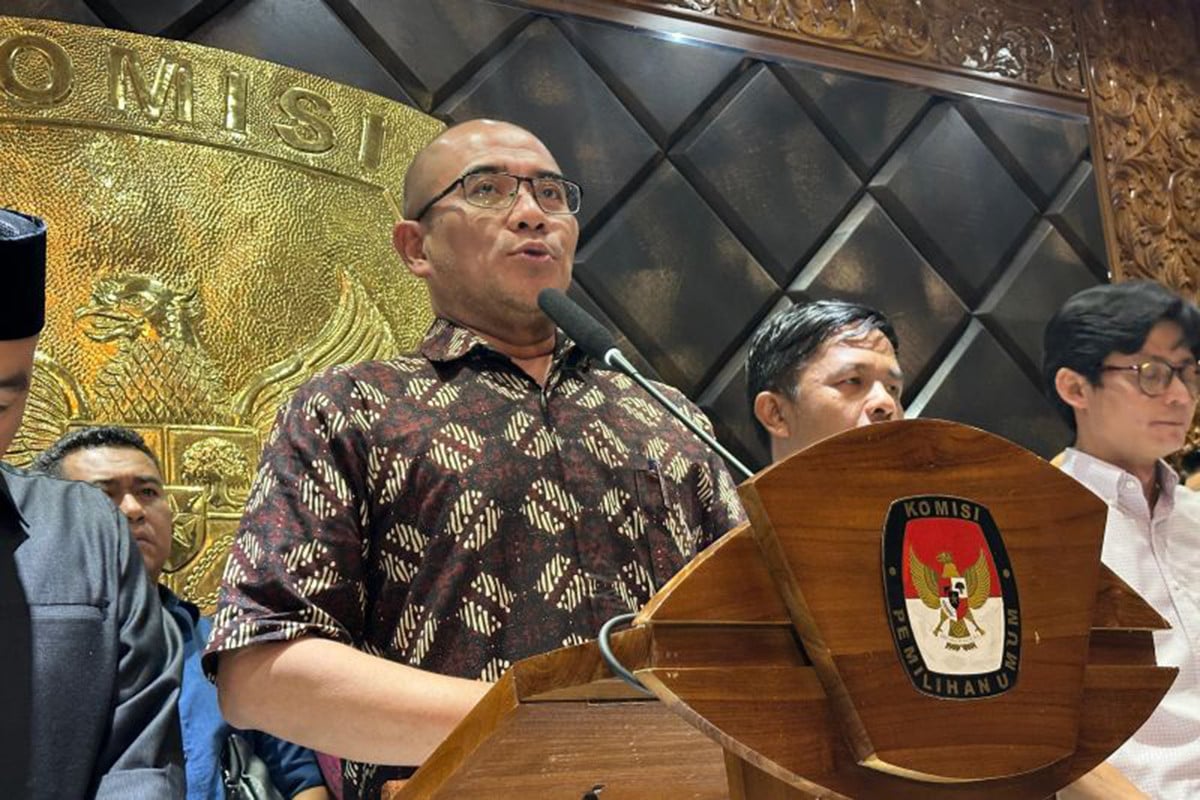 Ketua KPU RI Hasyim Asyari saat memberikan keterangan kepada awak media usai putusan DKPP di Kantor KPU RI, Jakarta, Rabu (3/7/2024). (ANTARA/Rio Feisal)