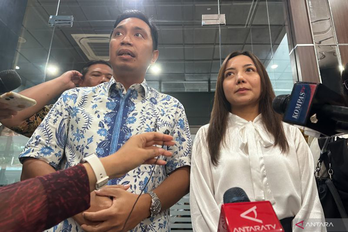 Korban kasus asusila Ketua KPU RI Hasyim Asyari, CAT (kanan), saat memberikan keterangan pers di Kantor DKPP RI, Jakarta, Rabu (3/7/2024). (ANTARA/Rio Feisal)