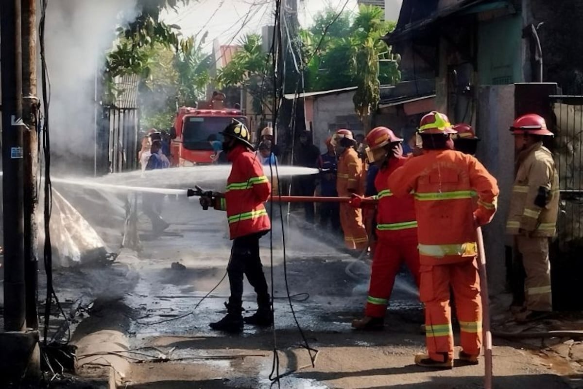 Kebakaran Gudang Perabotan di Bekasi, 5 Orang Meninggal Dunia - JPNN.com