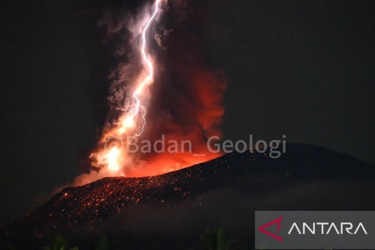 Gunung Ibu Erupsi Lagi, Muntahkan Abu Vulkanik dan Lava Pijar Disertai Kilat - JPNN.com