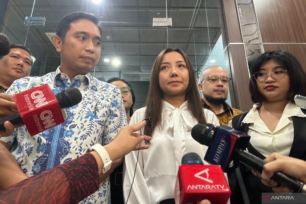 Korban kasus asusila Ketua KPU RI Hasyim Asyari, CAT (tengah), saat memberikan keterangan pers di Kantor DKPP RI, Jakarta, Rabu (3/7/2024). (ANTARA/Rio Feisal)