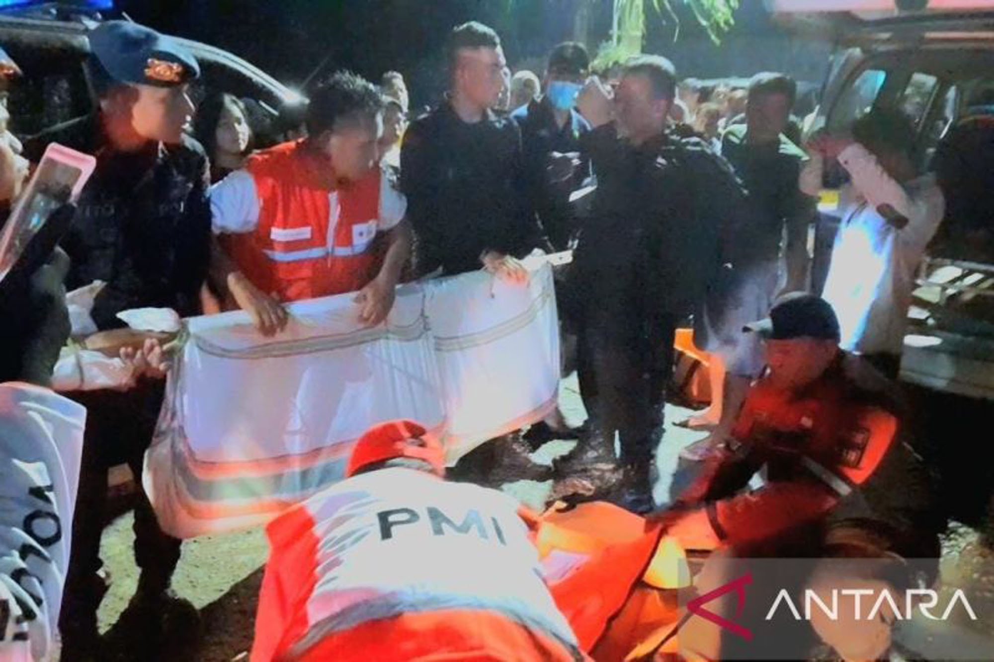 Proses evakuasi salah satu jenazah korban longsor di Desa Tulabolo Kecamatan Suwawa Timur Kabupaten Bone Bolango, Provinsi Gorontalo. Foto: Zulkifli Polimengo/ANTARA