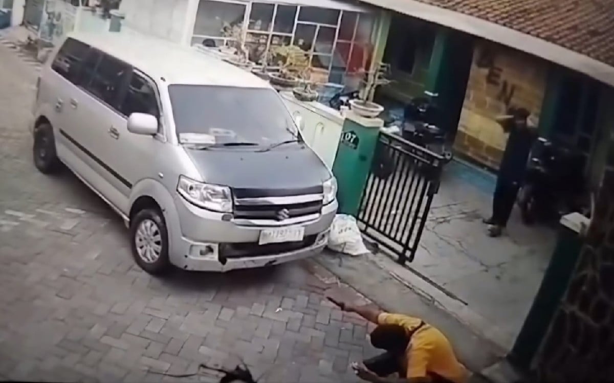 Aksi koboi jalanan menembak kucing di Kota Semarang. FOTO: Tangkapan layar akun Instagram @kejadiansmg.