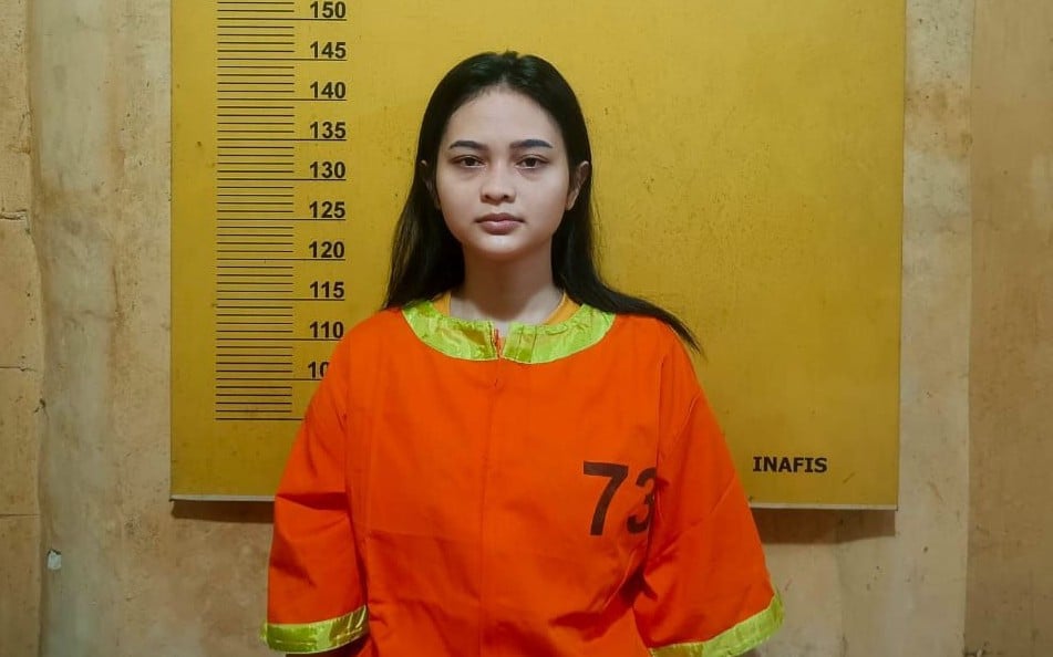 Marisa Putri (21) mahasiswi di Pekanbaru, yang mengemudi mobil dalam keadaan mabuk narkoba, lalu tabrak pengendara motor hingga tewas. Foto: Satlantas Polresta Pekanbaru.
