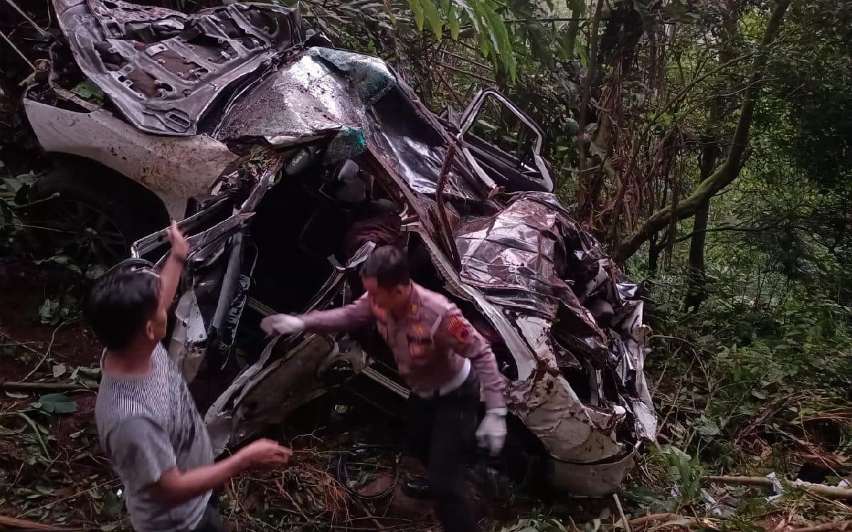 Kondisi mobil Toyota Fortuner yang terjun di jurang jalan tembus Batang-Dieng, Jateng. FOTO: Humas Polda Jateng.