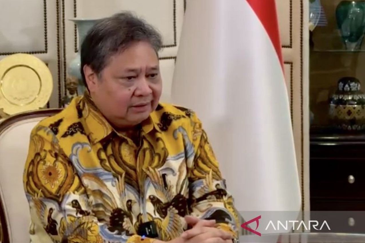 Tangkapan layar Airlangga Hartarto mengumumkan pengunduran dirinya sebagai ketua umum DPP Partai Golkar dalam sebuah video yang disiarkan Partai Golkar di Jakarta, Minggu (11/8/2024). Foto: ANTARA/Genta Tenri Mawangi