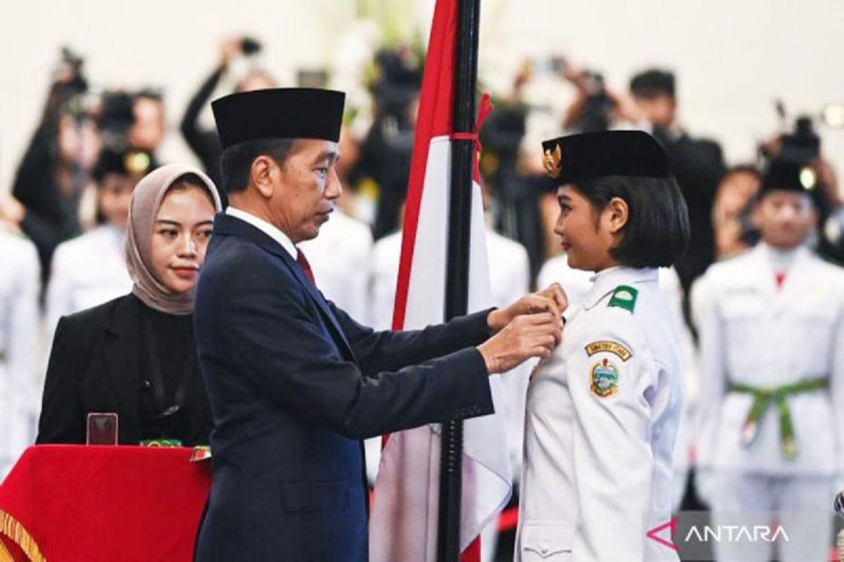 Ilustrasi: Presiden Jokowi menyematkan lencana kepada anggota Paskibraka 2024 asal Sumut Violetha Agryka Sianturi di Istana Negara, IKN, Selasa (13/8/2024). ANTARA FOTO/Sigid Kurniawan/aww