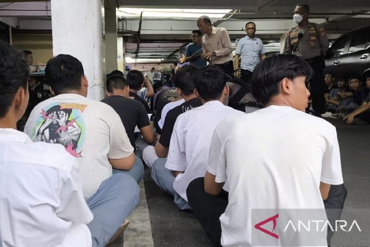 Sejumlah pelajar diamankan di Mapolres Metro Jakarta Timur, Kamis (22/8/2024). Mereka diamankan karena akan ikut aksi unjuk rasa di gedung DPR RI, Jakarta. ANTARA/Syaiful Hakim.