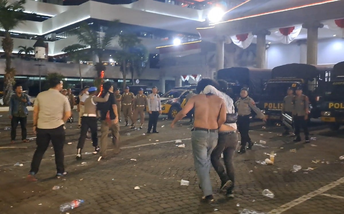 Polisi mengamankan massa aksi Jateng Bergerak di Balai Kota Semarang, Senin (26/8). FOTO: Wisnu Indra Kusuma/JPNN.com.