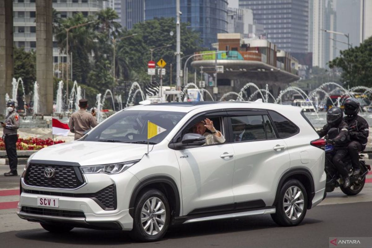 Paus Fransiskus melambaikan tangan saat melintasi kawasan Bundaran HI, Jakarta, Selasa (3/9/2024). Foto: ANTARA FOTO/Dhemas Reviyanto/tom