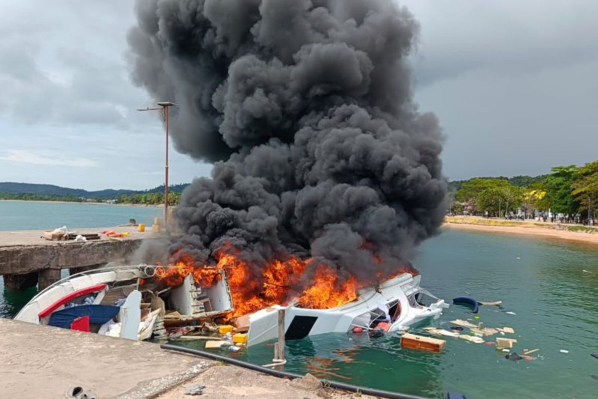 Speebiat Bela 72 membawa rombongan Pasangan Calon (Paslon) Gubernur dan Wakil Gubernur Malut Nomoe Urut 4 Benny Laos - Sabrin Sehe bersama tim saat berlabuh di Pelabuhan regional Bobong Desa Bobong, Kabupaten Pulau Taliabu dilaporkan terbakar. (ANTARA/bdul Fatah)