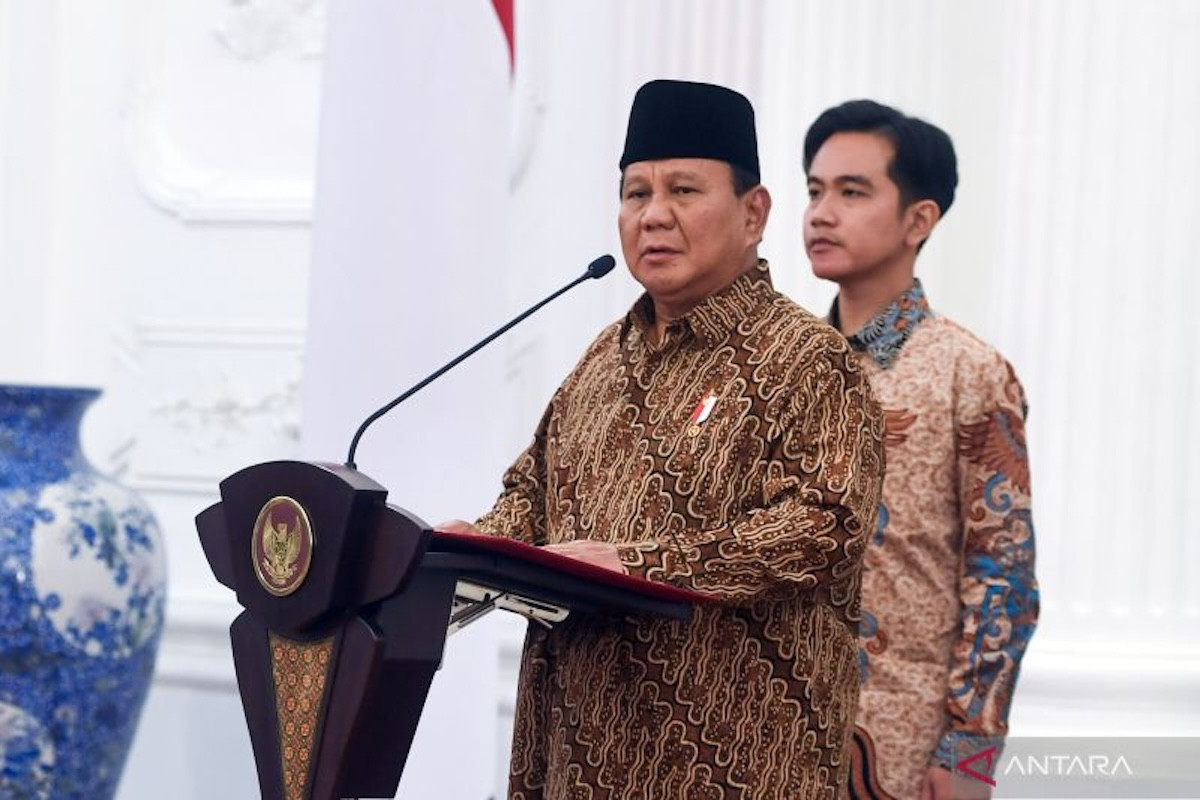 Presiden Prabowo Subianto (kiri) didampingi Wapres Gibran Rakabuming Raka mengumumkan jajaran menteri Kabinet Merah Putih di Istana Merdeka, Jakarta, Minggu (20/10/2024). Sebanyak tujuh menteri koordinator (Menko), 41 menteri, dan lima pejabat setingkat menteri masuk dalam Kabinet Merah Putih. ANTARA FOTO/M Adimaja/foc.