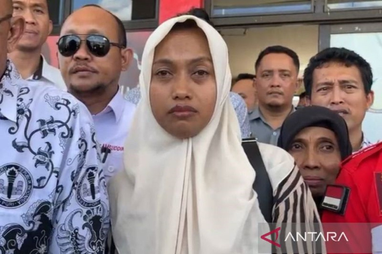 Guru honorer SDN 4 Baito, Supriyani, yang sempat ditahan atas dugaan penganiayaan kepada siswanya. Foto: ANTARA/La Ode Muh Deden Saputra