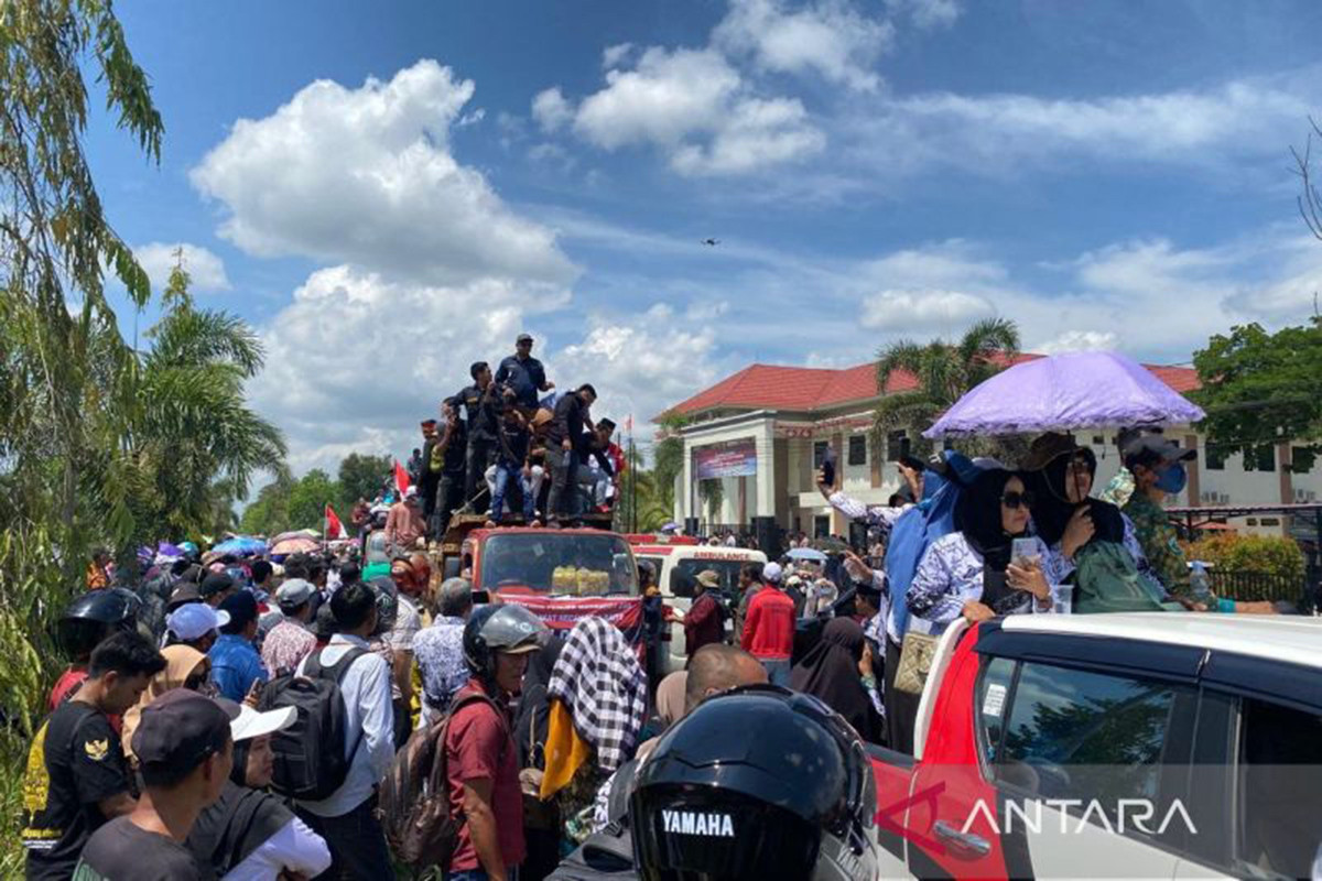 Guru yang berdemonstrasi di depan PN Andoolo, Konawe Selatan, Sulawesi Tenggara, Kamis (24/10/2024). ANTARA/La Ode Muh Deden Saputra