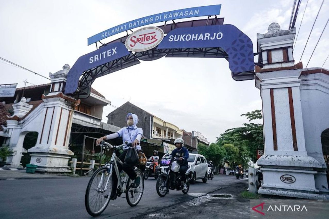 Buruh mengendarai sepeda keluar dari pabrik PT Sri Rejeki Isman Tbk (Sritex) di Sukoharjo, Jawa Tengah, Kamis (24/10/2024). Pengadilan Negeri (PN) Niaga Semarang menyatakan perusahaan tekstil PT Sri Rejeki Isman Tbk (SRIL) atau Sritex dinyatakan pailit, hal tersebut tercantum dalam putusan dengan nomor perkara 2/Pdt.Sus-Homologasi/2024/PN Niaga Semarang. Foto: ANTARA/Mohammad Ayudha/aww