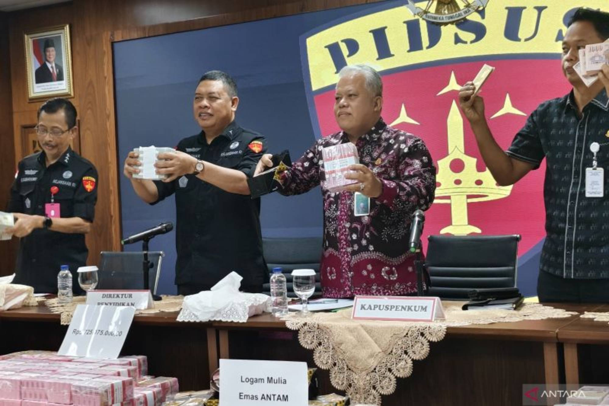 Direktur Penyidikan Jampidsus Kejagung Abdul Qohar (kedua dari kiri) menunjukkan barang bukti yang disita dari tersangka ZR dalam kasus dugaan pemufakatan jahat untuk suap atau gratifikasi kepada awak media dalam konferensi pers di Gedung Kejaksaan Agung, Jakarta, Jumat (25/10/2024). ANTARA/Nadia Putri Rahmani