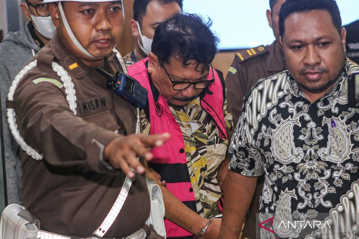 Mantan pejabat MA, Zarof Ricar (tengah), berjalan menuju mobil tahanan usai diperiksa di Kejaksaan Agung, Jakarta, Jumat (25/10/2024). Penyidik Jampidsus menetapkan Zarof sebagai tersangka dengan barang bukti sebesar hampir Rp 1 T serta 51 kilogram emas terkait gratifikasi kasus dugaan suap kasasi Gregorius Ronald Tannur dan pengurusan perkara di MA dari tahun 2012 hingga 2022. ANTARA FOTO/Asprilla Dwi Adha/wpa