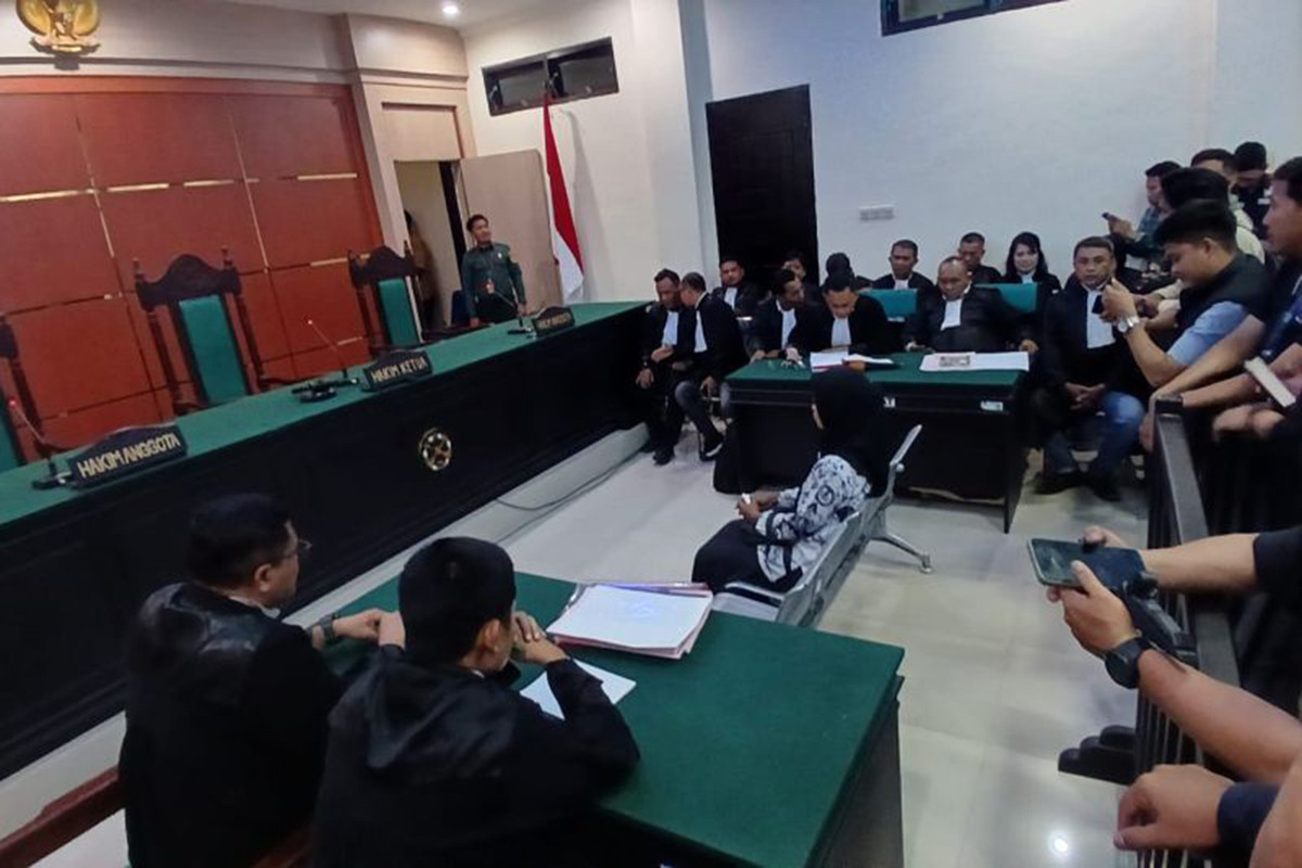 Guru honorer SDN 4 Baito Supriyani saat menjalani sidang di PN Andoolo, Konawe Selatan, Senin (28/10/2024). (ANTARA/HO-La Ode)