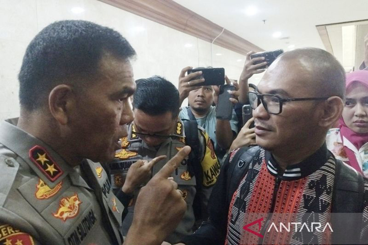 Kapolda NTT Ijen Daniel Silitonga (kiri) berbincang dengan Ipda Rudy Soik (kanan) di Kompleks Parlemen, Jakarta, Senin (28/10/2024). (ANTARA/Bagus Ahmad Rizaldi)