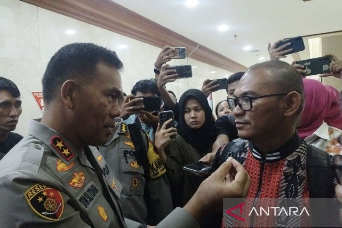 Kapolda NTT Irjen Pol Daniel Silitonga berbincang dengan anggota polisi yang dipecat, Rudy Soik di Kompleks Parlemen, Jakarta, Senin (28/10/2024). ANTARA/Bagus Ahmad Rizaldi