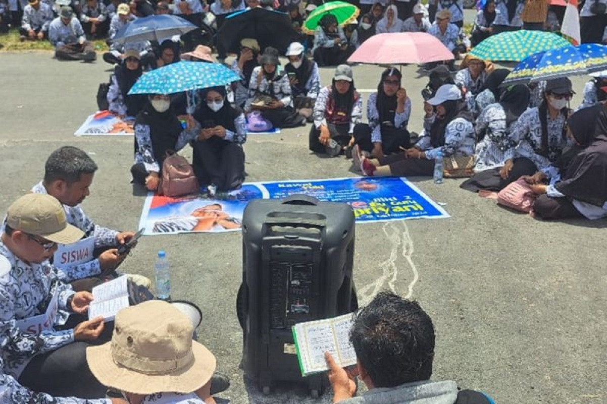 Ratusan guru PGRI membaca Surah Yasin di depan PN Andoolo, Kabupaten Konawe Selatan, untuk mendukung guru honorer Supriyani yang menjalani sidang kedua pada Senin (28/10/2024). Foto: ANTARA/HO-PGRI