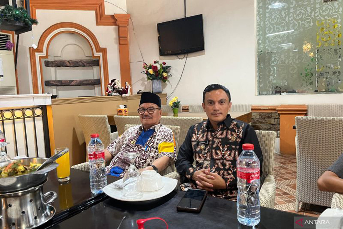 Bupati Konsel Surunuddin Dangga (kiri) bersama Camat Baito yang dicopot Sudarsono (kanan), Kamis (31/10/2024). (ANTARA/La Ode Muh Deden Saputra)