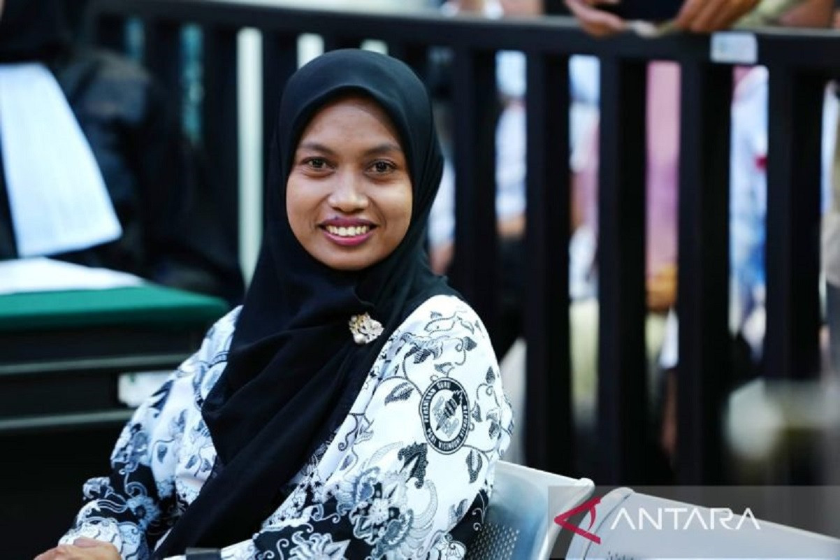 Guru Honorer SDN 4 Baito Supriyani saat menjalani sidang di PN Andoolo, Kabupaten Konawe Selatan. Foto: ANTARA/Suwarjono