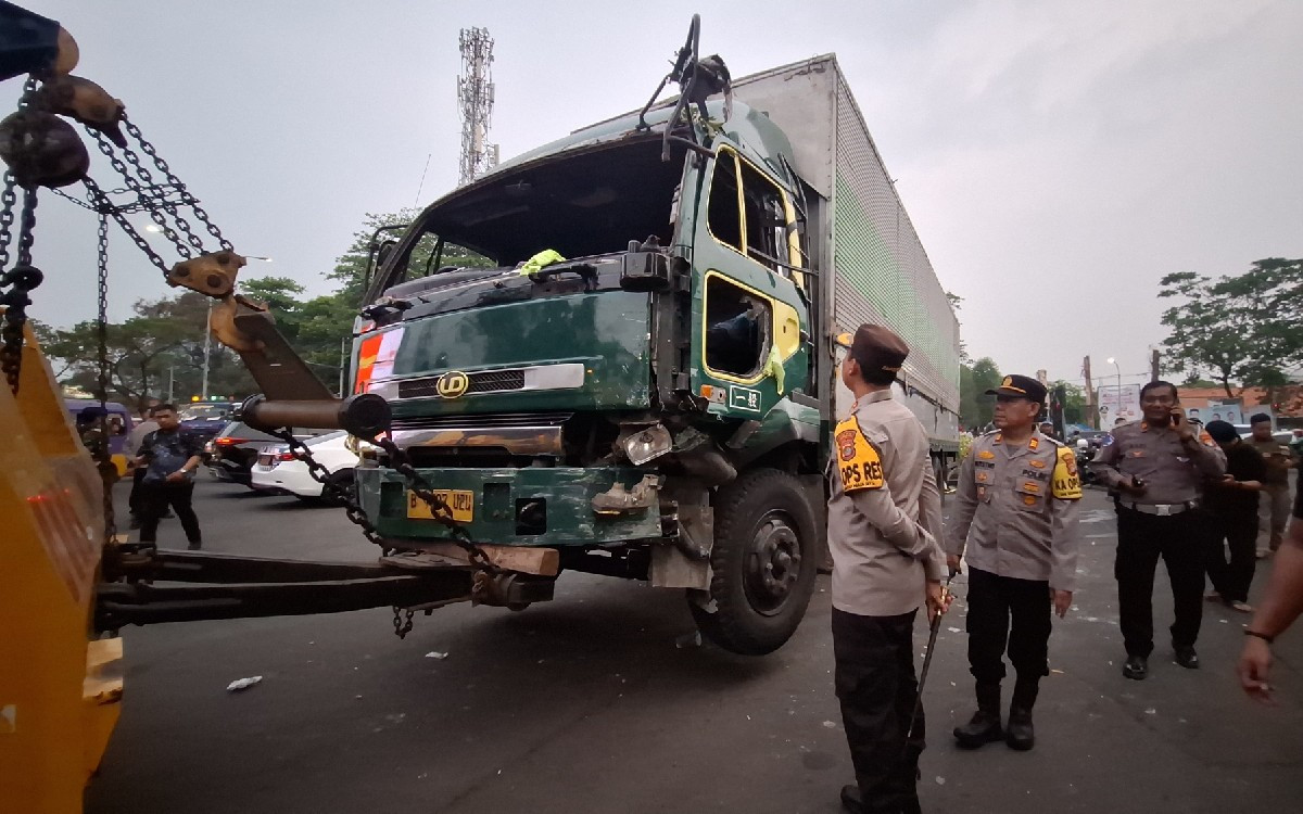 Sopir truk kontainer ugal-ugalan yang menabrak belasan pengendara di Kota Tangerang dinyatakan positif narkoba. Foto: Humas Polres Metro Tangerang Kota