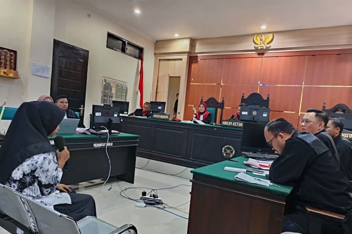 Guru honorer SDN 4 Baito Supriyani saat menjalani sidang. (ANTARA/La Ode Muh Deden Saputra)