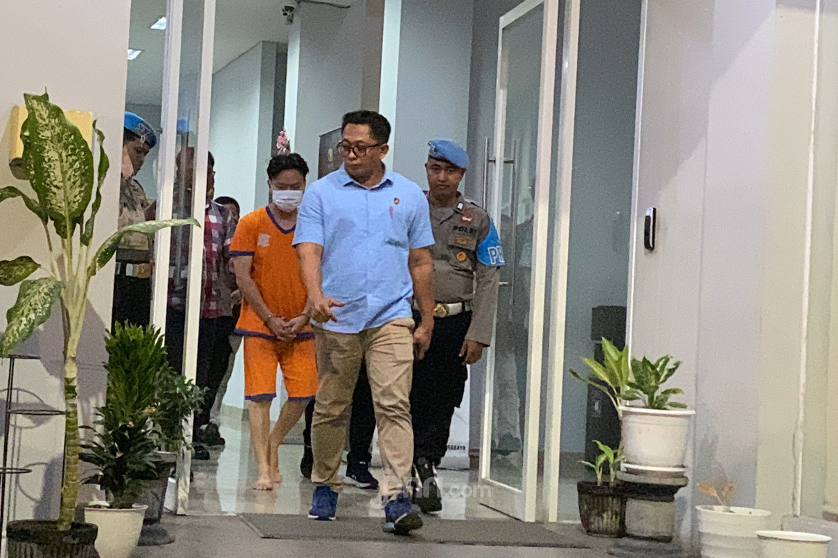 Tersangka intimidasi siswa SMAK Gloria 2 berinisial EN, Ivan Sugiamto mengenakan baju tahanan orange. Foto: Ardini Pramitha/JPNN.com