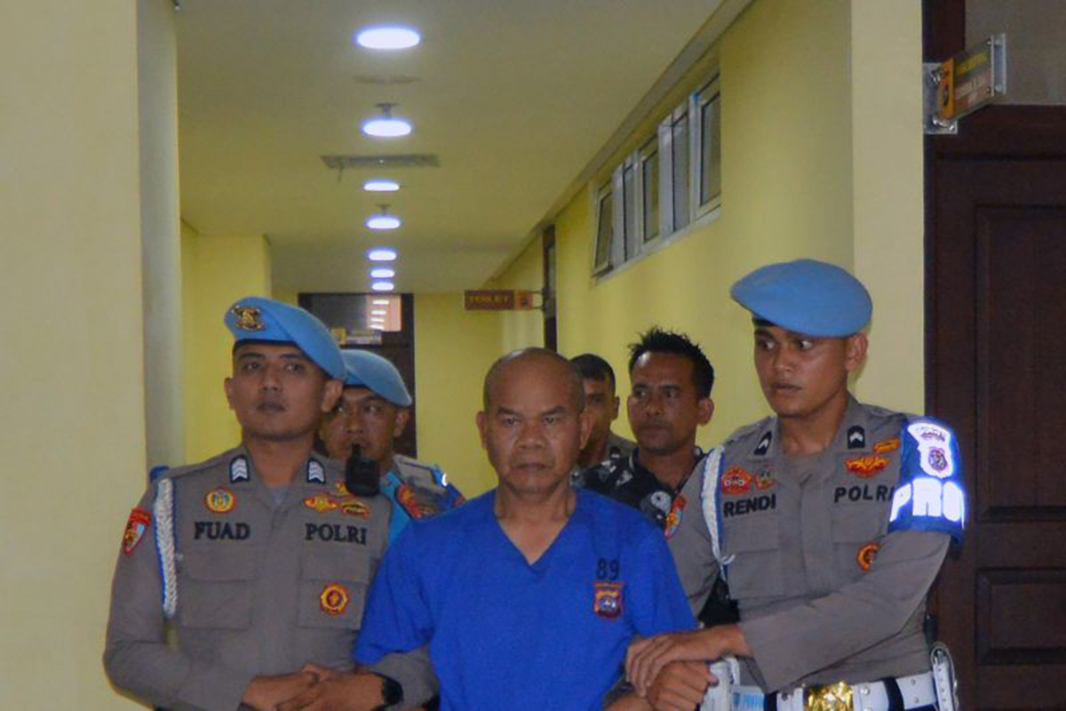 Petugas provost menggiring tersangka AKP Dadang Iskandar saat konfrensi pers di Mapolda Sumatera Barat, di Padang, Sabtu (23/11/2024). ANTARA FOTO/Iggoy el Fitra/foc.