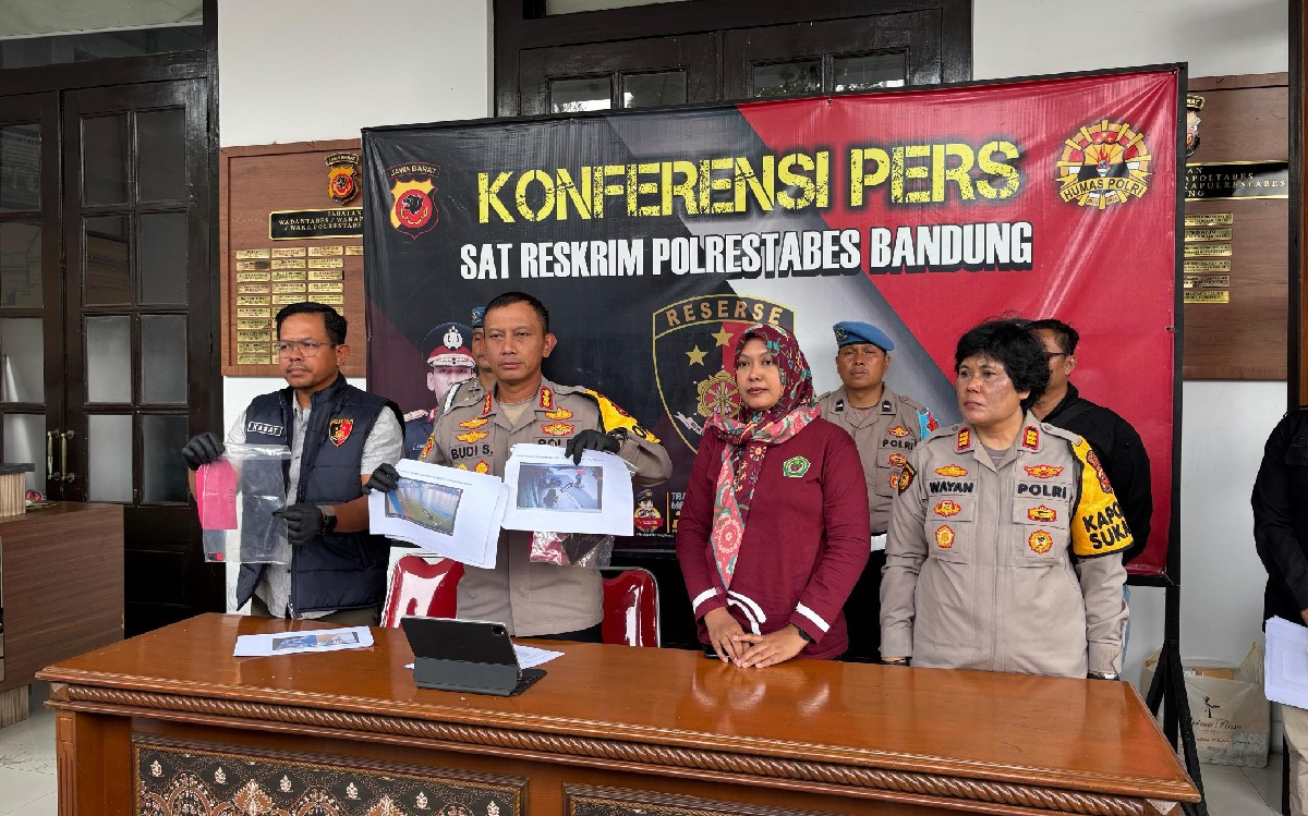 Kapolrestabes Bandung Kombes Pol Budi Sartono didampingi Kasat Reskrim AKBP Abdul Rahman, dan Spesialis Forensik dan Medico-legal RS Sartika Asih, dr Nurul Laidah Fathia dalam konferensi pers di Mapolrestabes Bandung, Jalan Jawa, Sabtu (28/12). Foto: sources for jpnn