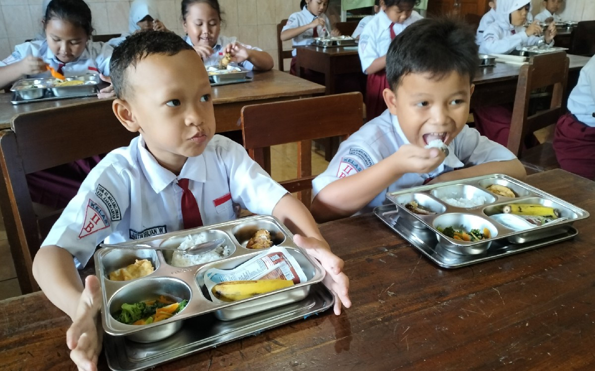 Makan Bergizi Gratis alias MBG sudah resmi diterapkan pemerintahan Prabowo Subianto kepada para siswa sekolah. Foto Ilustrasi: Romensy Augustino.