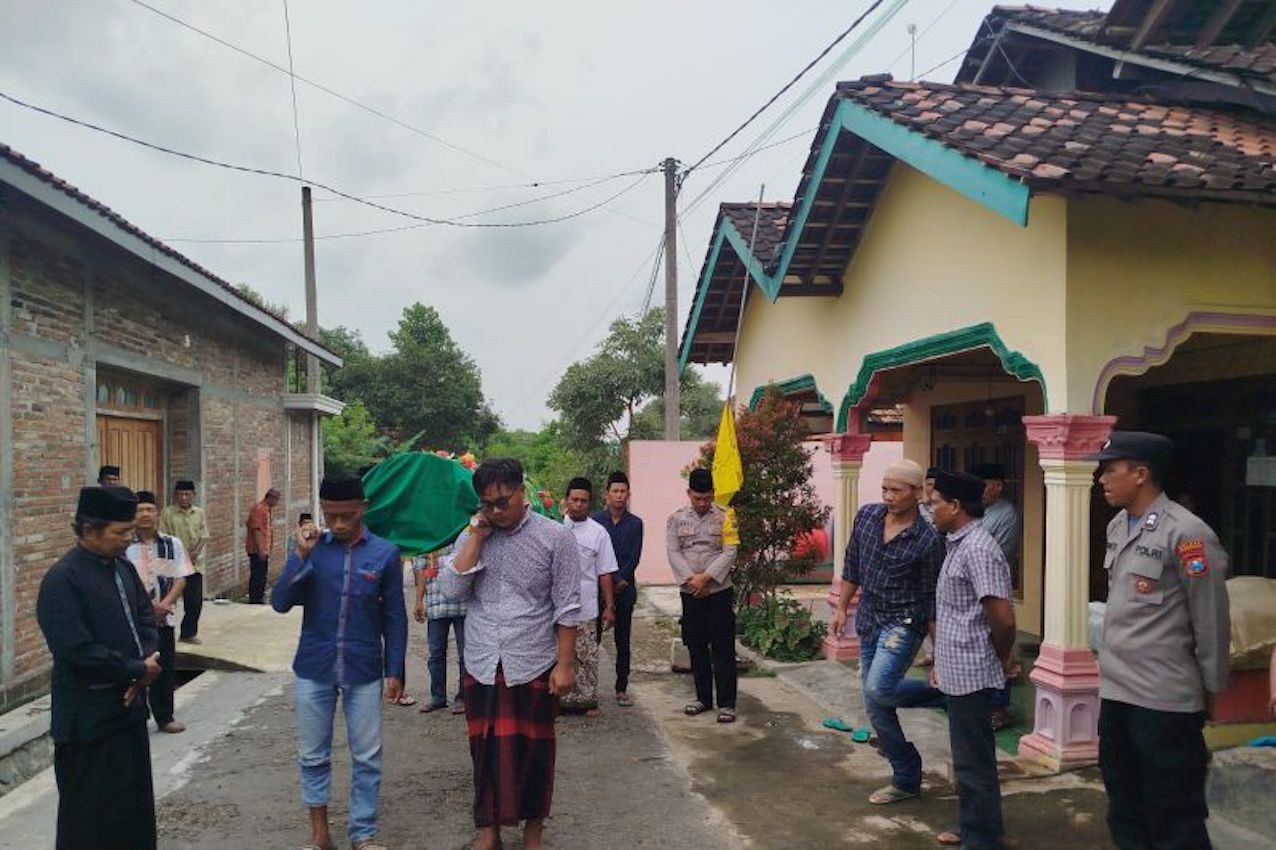 Warga bersiap memberangkatkan jenazah korban keracunan massal di depan rumah duka di Desa Bondrang, Ponorogo, Sabtu (1/2/2025). Foto: ANTARA/hO-Prastyo