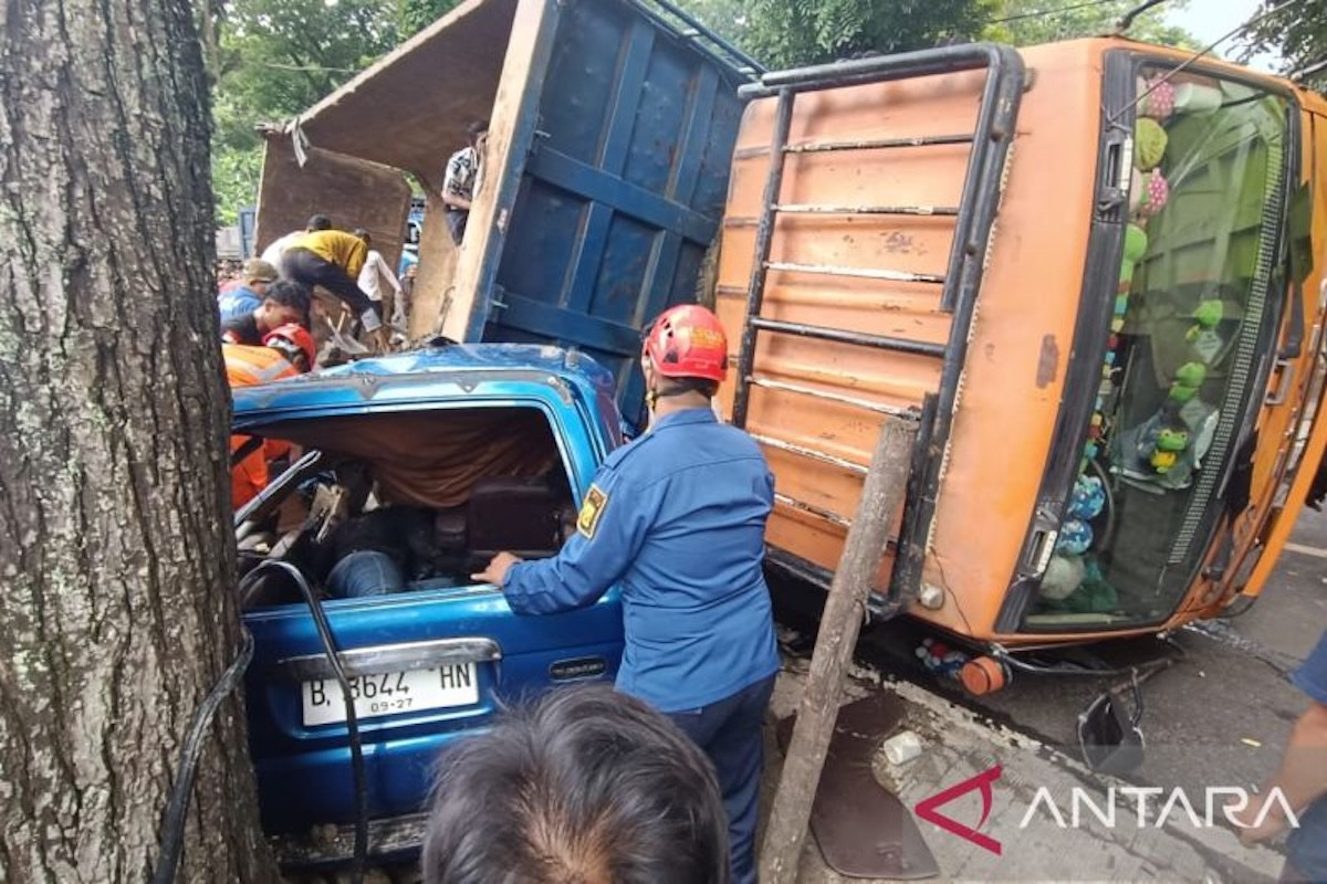 Tim SAR gabungan saat mengevakuasi para korban kecelakaan di Jalan Raya Sukabumi Palabuhanratu, tepatnya di Kampung Cijarian, Desa Tonjong, Kecamatan Palabuhanratu, Kabupaten Sukabumi, Jabar, Sabtu, (8/2/2025). ANTARA/Aditya A. Rohman