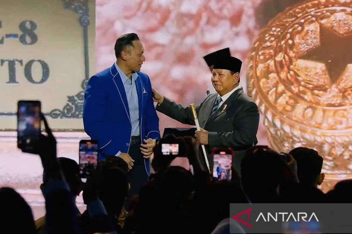 Ketua Umum DPP Partai Demokrat Agus Harimurti Yudhoyono menyerahkan tongkat komando kepada Presiden RI Prabowo Subianto dalam acara Penutupan Kongres VI Partai Demokrat di kawasan SCBD, Jakarta, Selasa (25/2/2025). ANTARA/Narda Margaretha Sinambela/aa.