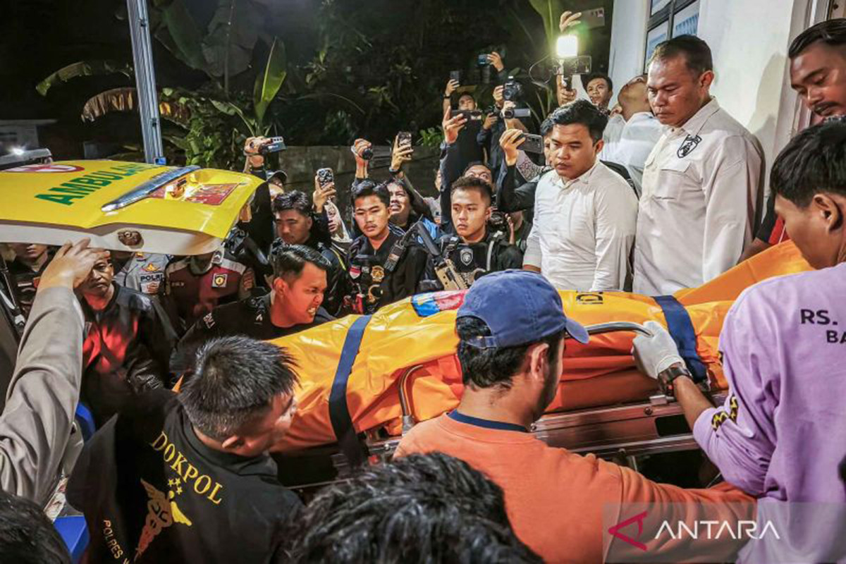 Petugas menurunkan jenazah anggota Polri yang tewas tertembak saat melakukan penggerebekan judi sabung ayam, setibanya di RS Bhayangkara Polda Lampung, Lampung, Selasa (18/3/2025). Foto: Antara